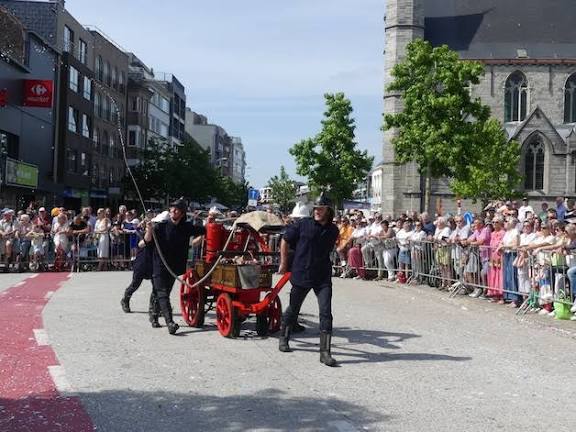 Figuranten trekken historisch brandweermateriaal door Deinze