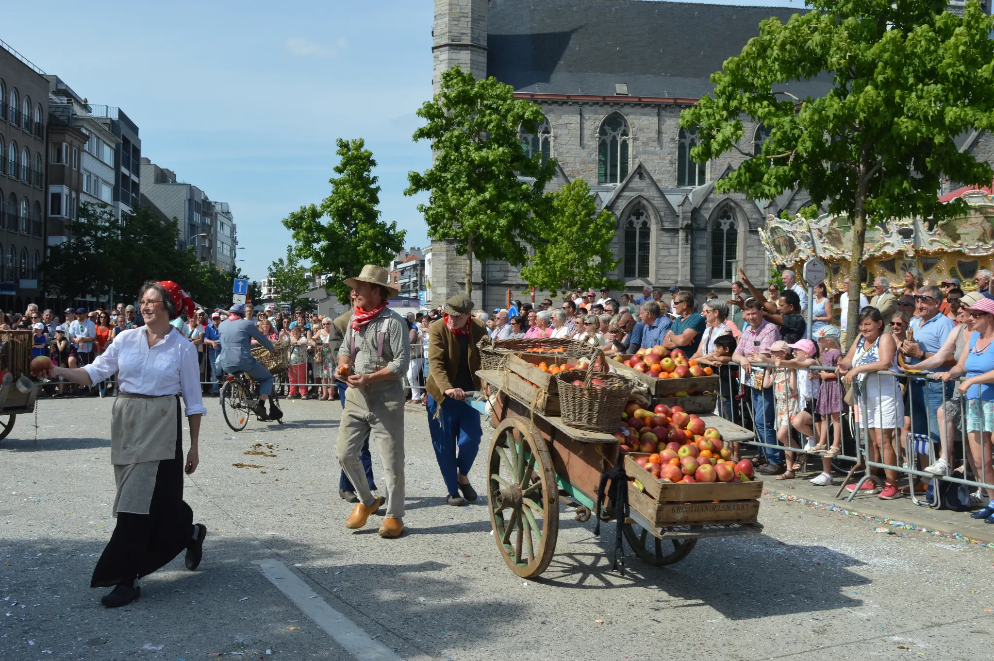 Figuranten met een groentekar trekken langs het publiek op de Markt in Deinze
